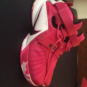 Lebron Breast Cancer 10.5